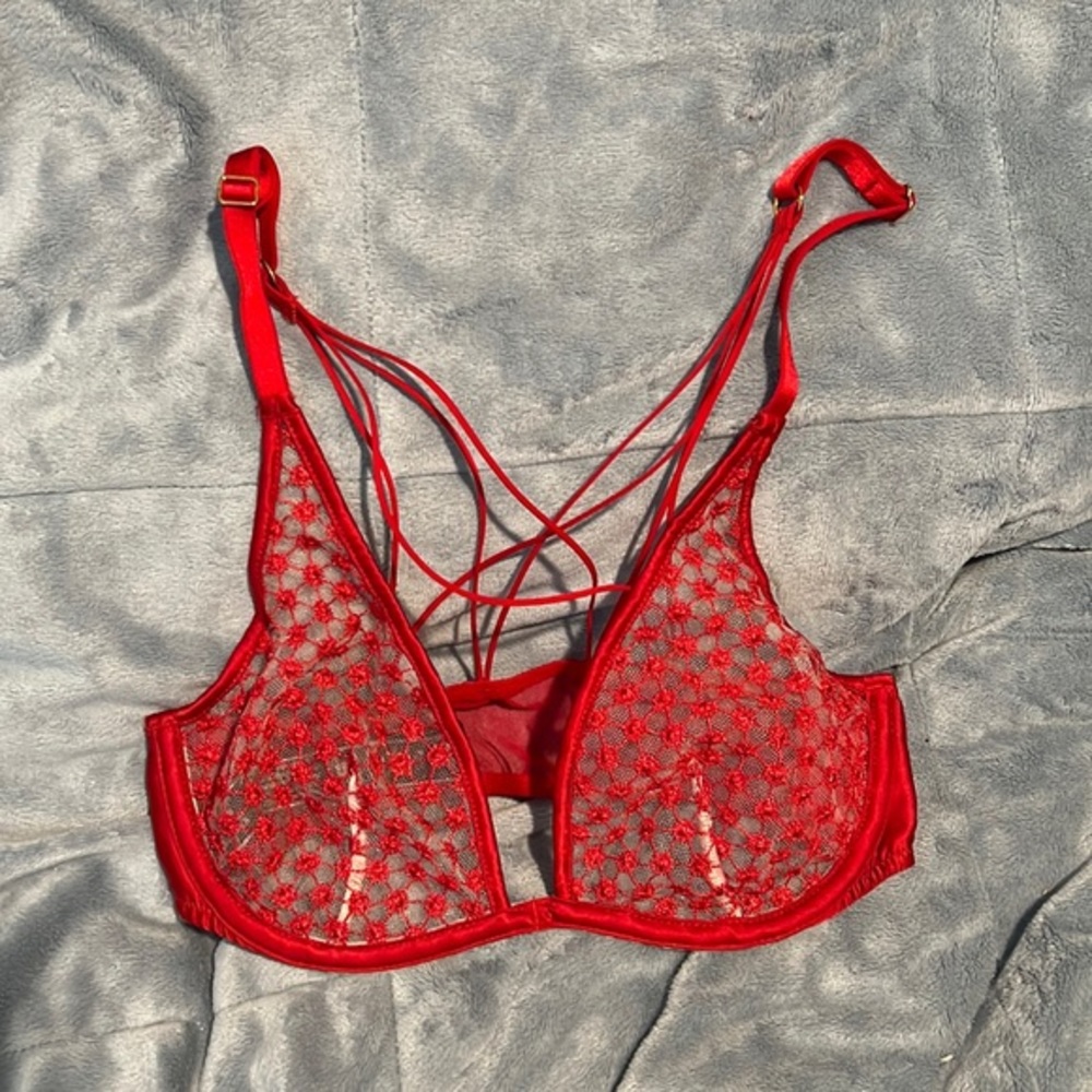 Like‎ new Victoria’s Secret red bra